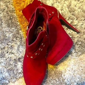 Size 7, red, Guess boots.